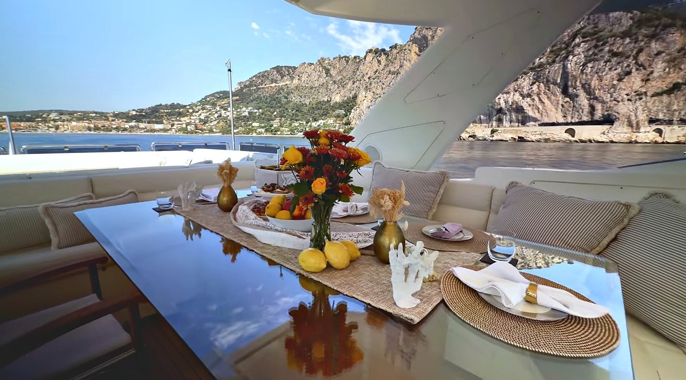 Flybridge dining
